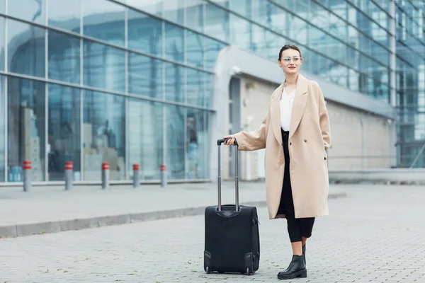 Mujer Negocios Aeropuerto Internacional Que Traslada Puerta Terminal Para Viajar —  Fotos de Stock