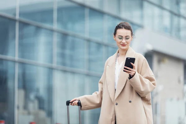 Femme Affaires Aéroport International Déplaçant Porte Embarquement Pour Voyage Avion — Photo