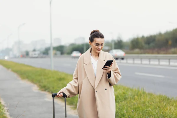 Femme Affaires Aéroport International Déplaçant Porte Embarquement Pour Voyage Avion — Photo