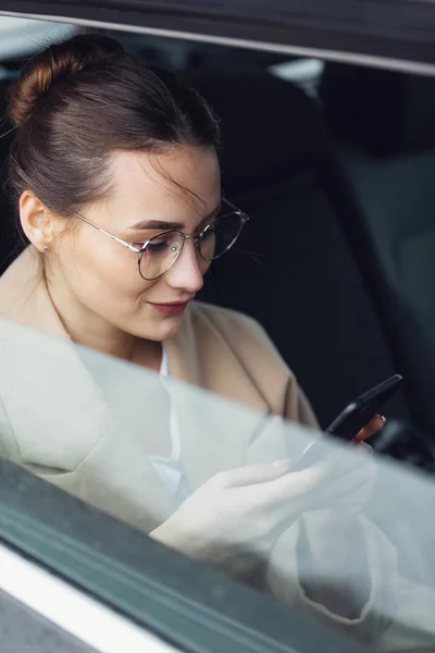 Zakenvrouw Lost Belangrijke Vragen Telefoon Auto — Stockfoto