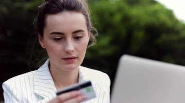 pencerenin yanında rahatça oturan bir dizüstü bilgisayar üzerinde çalışan iş kadını. kafede çalışan çekici kız 