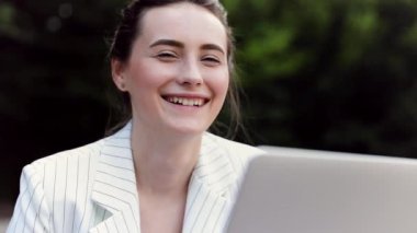 pencerenin yanında rahatça oturan bir dizüstü bilgisayar üzerinde çalışan iş kadını. kafede çalışan çekici kız 