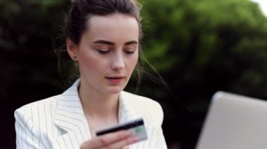 pencerenin yanında rahatça oturan bir dizüstü bilgisayar üzerinde çalışan iş kadını. kafede çalışan çekici kız 