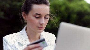 pencerenin yanında rahatça oturan bir dizüstü bilgisayar üzerinde çalışan iş kadını. kafede çalışan çekici kız 