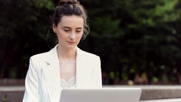 Kobieta Biznesu Pracuje Laptopie Siedzi Wygodnie Pobliżu Okna Atrakcyjna Dziewczyna — Wideo stockowe