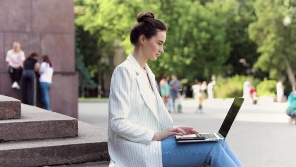 Kobieta Biznesu Pracuje Laptopie Siedzi Wygodnie Pobliżu Okna Atrakcyjna Dziewczyna — Wideo stockowe