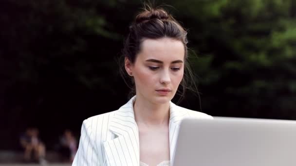 Pencerenin Yanında Rahatça Oturan Bir Dizüstü Bilgisayar Üzerinde Çalışan Kadını — Stok video
