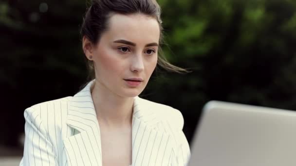 Üzletasszony Dolgozik Egy Laptop Kényelmesen Ablak Közelében Vonzó Lány Dolgozik — Stock videók