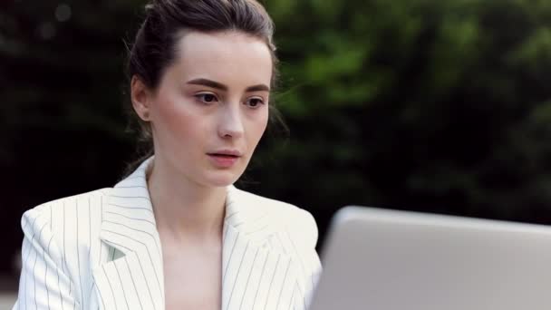 Mulher Negócios Trabalhando Laptop Sentado Confortavelmente Perto Janela Menina Atraente — Vídeo de Stock