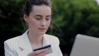 Park merkezindeki masada çalışan 20 'li yaşlarda hoş bir bayan. Güzel yüz sevinç ve mutluluk dolu bir başarıyla birbirine yakın. Öğrenci başarılı pazarlama hakkında rapor yazıyor