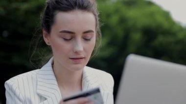 Park merkezindeki masada çalışan 20 'li yaşlarda hoş bir bayan. Güzel yüz sevinç ve mutluluk dolu bir başarıyla birbirine yakın. Öğrenci başarılı pazarlama hakkında rapor yazıyor