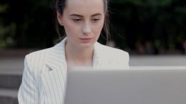 Park merkezindeki masada çalışan 20 'li yaşlarda hoş bir bayan. Güzel yüz sevinç ve mutluluk dolu bir başarıyla birbirine yakın. Öğrenci başarılı pazarlama hakkında rapor yazıyor