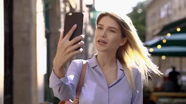 女人在城市用手机打视频 — 图库视频影像
