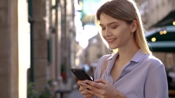 Mavi Gömlek Giyen Modern Akıllı Telefon Kullanarak Güzel Genç Kadın — Stok video
