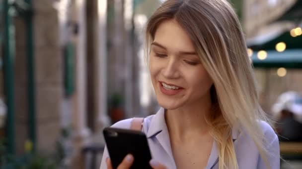 Жінка Робить Відеодзвінок Своїм Мобільним Телефоном Місті — стокове відео