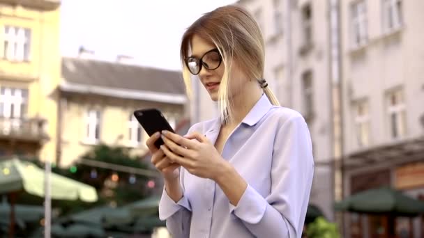 Mulher Bonita Vestindo Camisa Azul Usando Telefone Inteligente Moderno Empregador — Vídeo de Stock