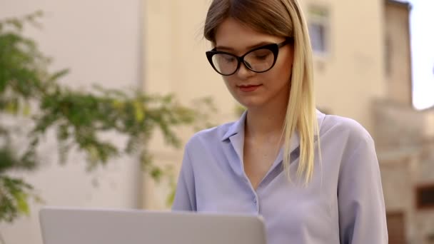 Uma Senhora Gira Trabalhar Secretária Cidade Velha Cara Bonita Fechar — Vídeo de Stock