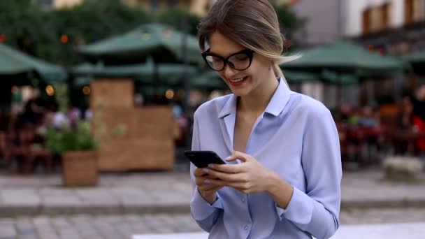 Mulher Bonita Vestindo Camisa Azul Usando Telefone Inteligente Moderno Empregador — Vídeo de Stock