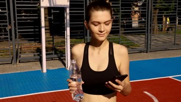 Mujer Sintiéndose Cansada Después Correr Aire Libre Triste Mujer Atleta — Vídeo de stock