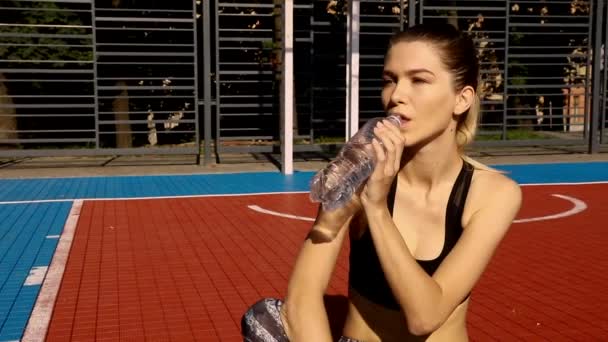 Mujer Bebiendo Agua Después Correr Retrato Una Hermosa Chica Atlética — Vídeo de stock