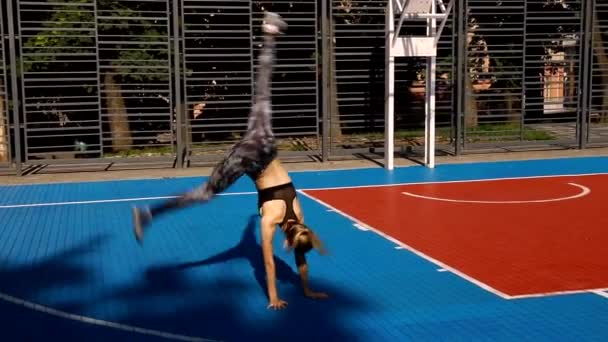 Sportieve Jonge Vrouw Doen Stretching Outdoor — Stockvideo