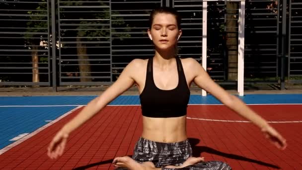 Fitness Fille Sport Dans Mode Vêtements Sport Faire Yoga Exercice — Video