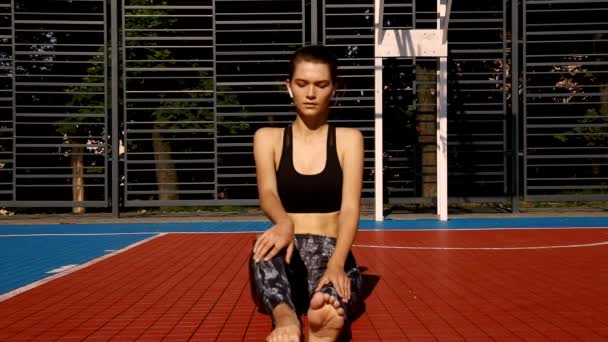 穿着时尚运动服的健身女孩在街上做瑜伽健身锻炼 户外运动 都市风格 — 图库视频影像