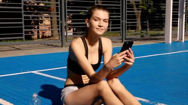 Žena Protáhnout Tělo Dělá Cvičení Ulici Krásná Sportovní Dívka Fit — Stock video