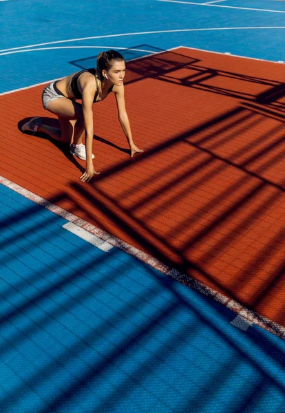 Corredor Femenina Deportiva Rubia Para Una Posición Inicio Rápido Estadio —  Fotos de Stock