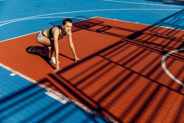 Corredor Femenina Deportiva Rubia Para Una Posición Inicio Rápido Estadio —  Fotos de Stock