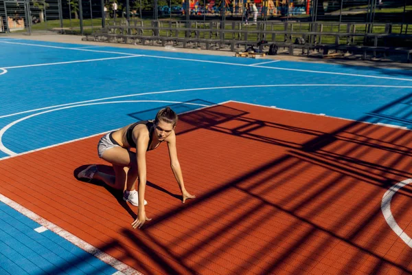 Corredor Feminino Desportivo Loiro Para Posição Início Rápido Estádio — Fotografia de Stock