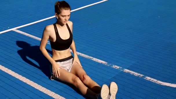 Sportieve Jonge Vrouw Doen Stretching Outdoor — Stockvideo