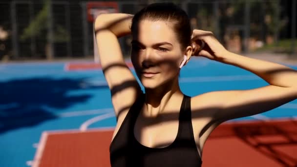 Frau Streckt Körper Macht Übungen Auf Der Straße Schöne Athletische — Stockvideo
