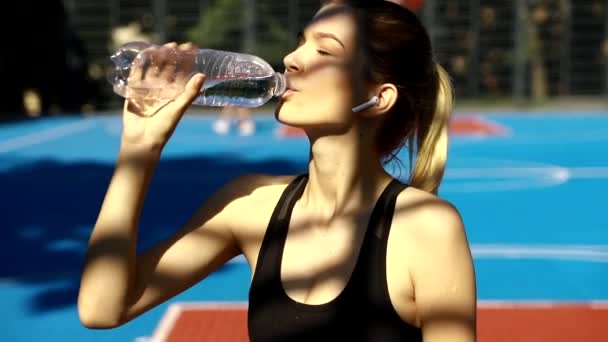 Kvinna Dricksvatten Efter Löpning Porträtt Vackra Atletisk Flicka Ljusa Färgglada — Stockvideo