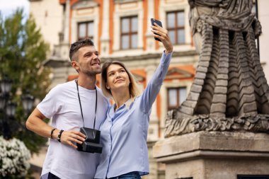 Harita ile bir gezi seyahat tatile kaç. Mutlu turist erkek ve kadın şık giysileri ile harita sokakları etrafında yürüyüş hafta sonu, seyahat. Turizm kavramı. Yüksek kaliteli görüntü.