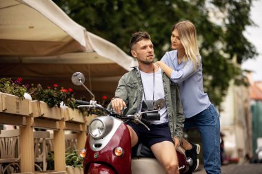 Motosiklet scooter ile şehir etrafında turist gezginler Happy çift - Wander arkadaşlar şehirde yol gezisi eğlenmek - Dünya turunda yetişkin insanlarla seyahat konsepti - Sıcak filtre