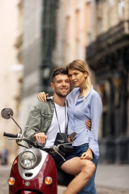 Motosiklet scooter ile şehir etrafında turist gezginler Happy çift - Wander arkadaşlar şehirde yol gezisi eğlenmek - Dünya turunda yetişkin insanlarla seyahat konsepti - Sıcak filtre