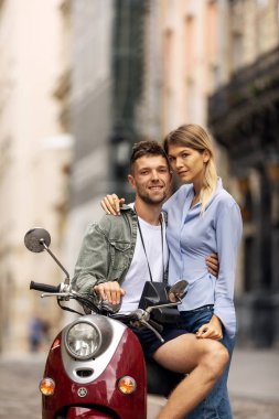 Motosiklet scooter ile şehir etrafında turist gezginler Happy çift - Wander arkadaşlar şehirde yol gezisi eğlenmek - Dünya turunda yetişkin insanlarla seyahat konsepti - Sıcak filtre