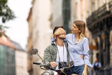 Motosiklet scooter ile şehir etrafında turist gezginler Happy çift - Wander arkadaşlar şehirde yol gezisi eğlenmek - Dünya turunda yetişkin insanlarla seyahat konsepti - Sıcak filtre