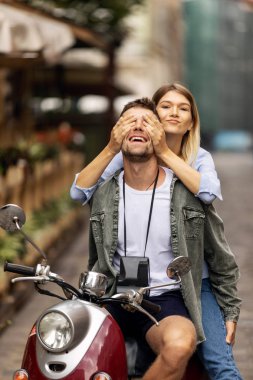 Motosiklet scooter ile şehir etrafında turist gezginler Happy çift - Wander arkadaşlar şehirde yol gezisi eğlenmek - Dünya turunda yetişkin insanlarla seyahat konsepti - Sıcak filtre