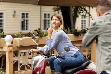 Turist çift. Kamera çekim bir adam sokakta olan kadın. Gülümseyen genç Çift seyahat ve fotoğrafları açık havada yapma şık giysiler içinde aşık. İnsanlar seyahat hafta sonu. Yüksek çözünürlük.
