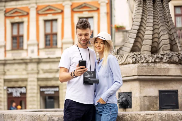 Couple Touristes Consultant Guide Ville Les Gps Smartphone Dans Les — Photo