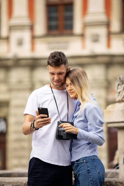 Seyahat selfie çift tarihi şehirde telefon ile fotoğraf çekmek. Avrupa yaz tatili gençler gülümsüyor. Sırt çantasıyla yolculuk. Yüksek Çözünürlük. 