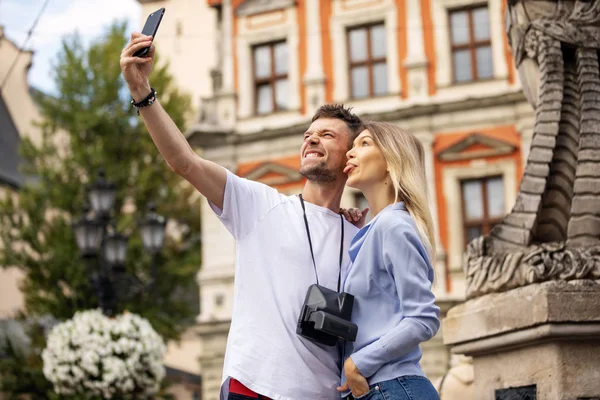 Travel Selfie Ζευγάρι Λήψη Φωτογραφία Τηλέφωνο Στην Ιστορική Πόλη Ευρώπη — Φωτογραφία Αρχείου