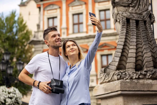 Travel Selfie Ζευγάρι Λήψη Φωτογραφία Τηλέφωνο Στην Ιστορική Πόλη Ευρώπη — Φωτογραφία Αρχείου