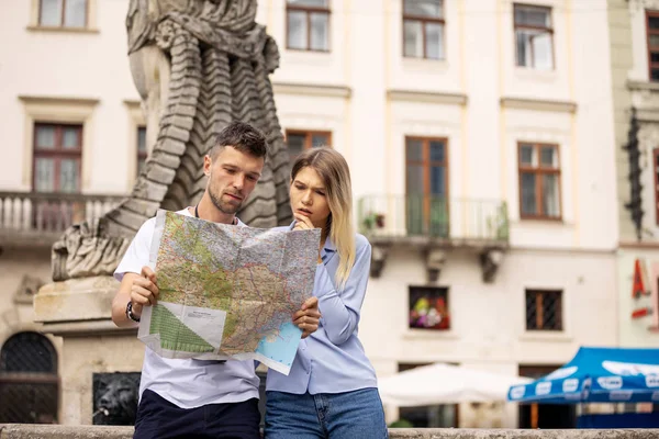 地図と観光旅行休暇をカップルします スタイリッシュな服通り周辺の地図と歩く週末旅行で幸せな観光の男女 観光概念 高品質の画像 — ストック写真