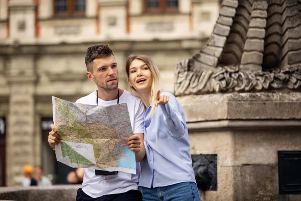 Couple Avec Carte Sur Voyage Vacances Visites Heureux Touriste Homme — Photo