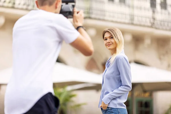 Couple Touristique Homme Avec Appareil Photo Prenant Des Photos Femme — Photo