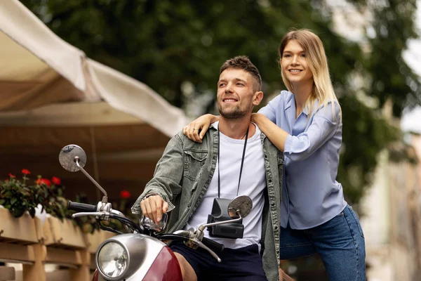 Feliz Casal Viajantes Turísticos Torno Cidade Com Scooter Moto Amigos — Fotografia de Stock