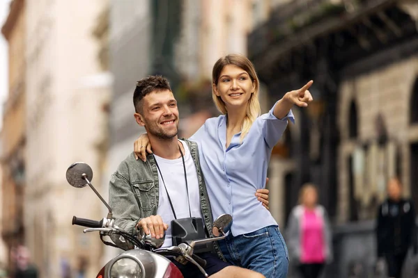 Feliz Pareja Viajeros Turísticos Por Ciudad Con Moto Scooter Vagar —  Fotos de Stock